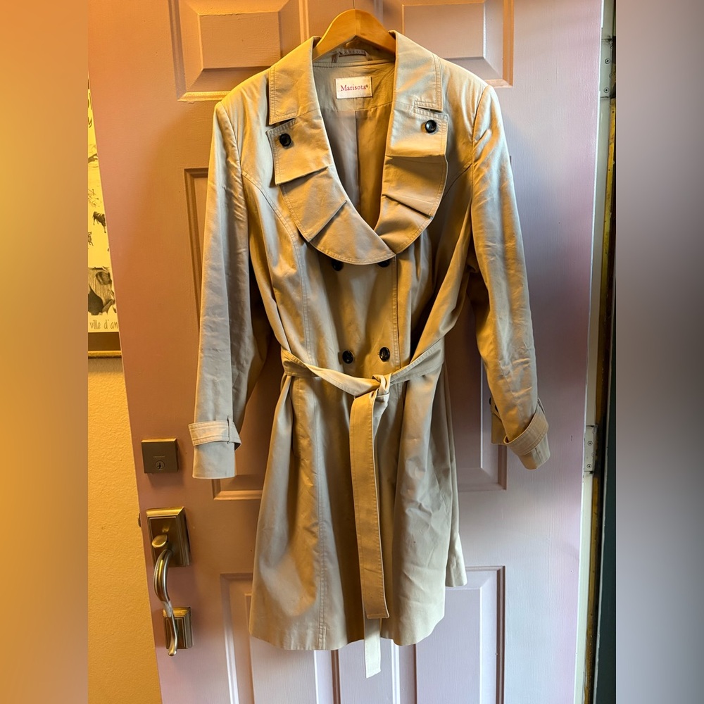 Women's Beige Trench Coat VGUC